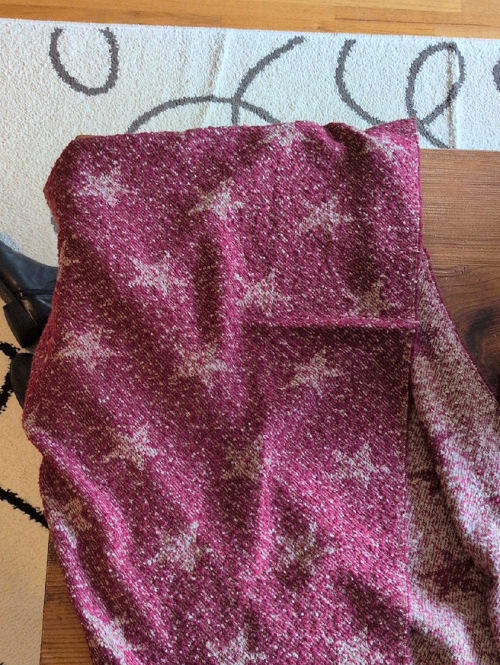 Cozy Star-Pattern Knit Scarf in Berry